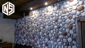 Интерьер кафе -  декоративный камень Голыш